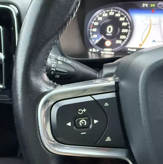 VOLVO XC 40 D3 AWD Momentum Pro