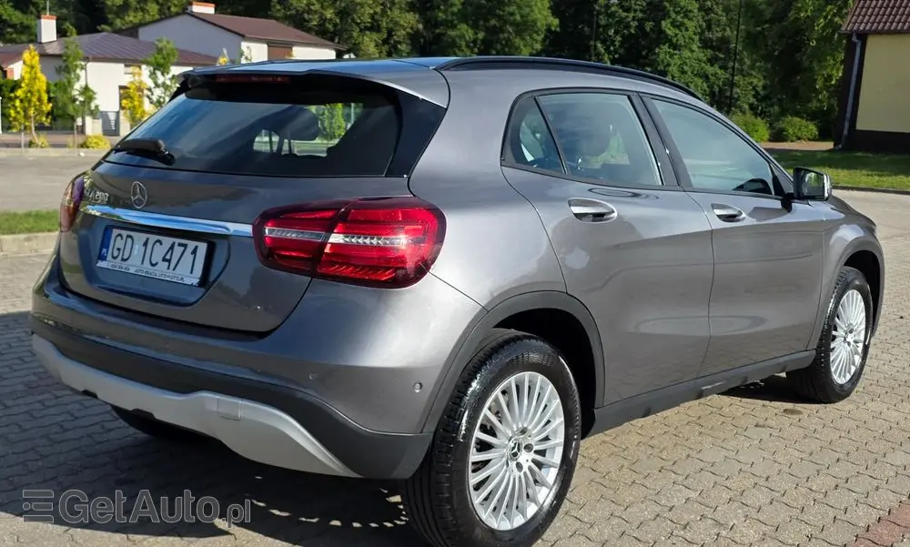 MERCEDES-BENZ GLA 200 7G-DCT
