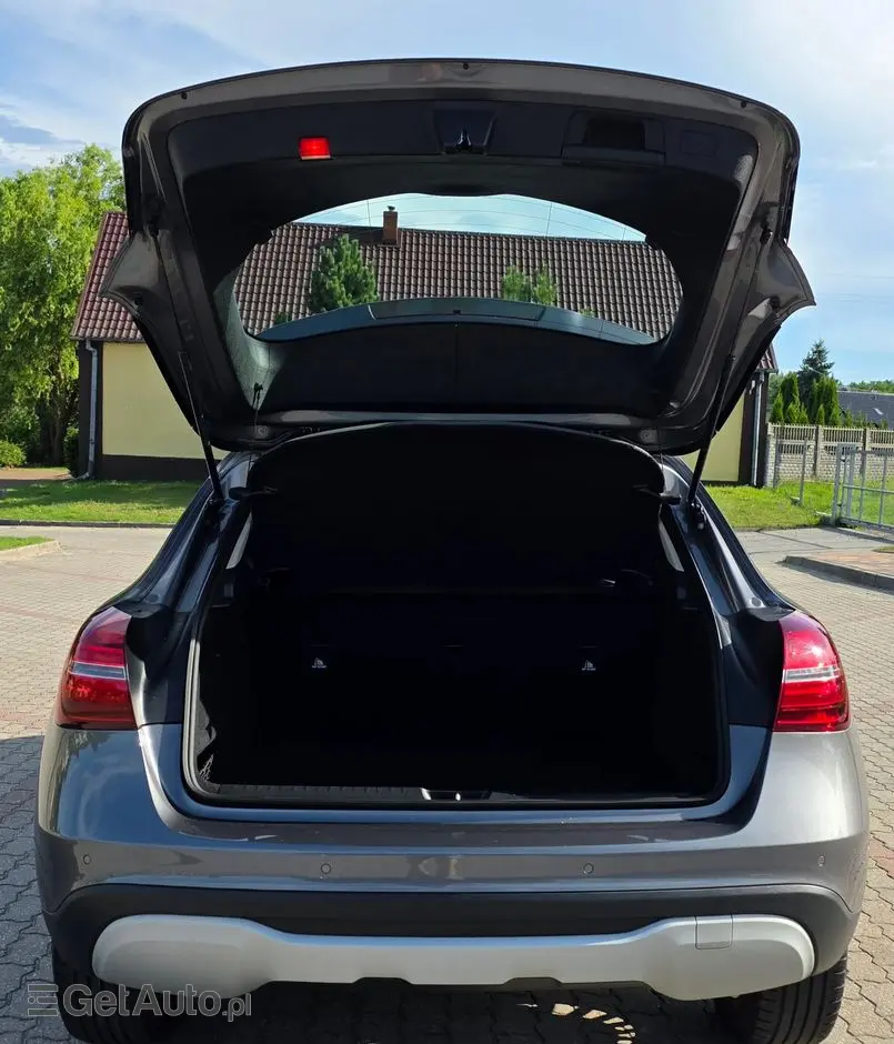 MERCEDES-BENZ GLA 200 7G-DCT