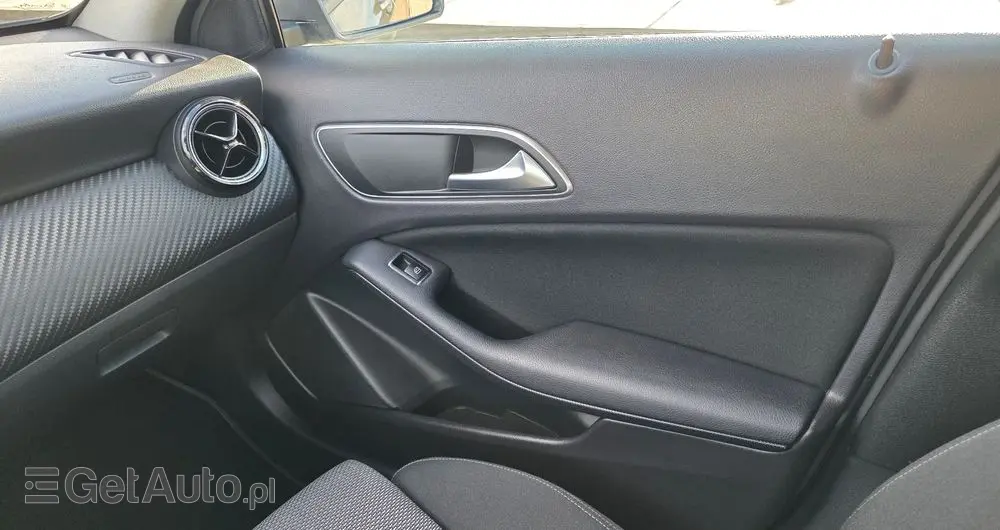 MERCEDES-BENZ GLA 200 7G-DCT