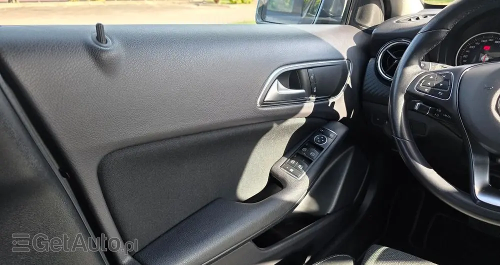 MERCEDES-BENZ GLA 200 7G-DCT