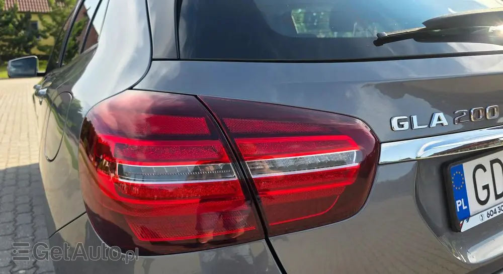 MERCEDES-BENZ GLA 200 7G-DCT