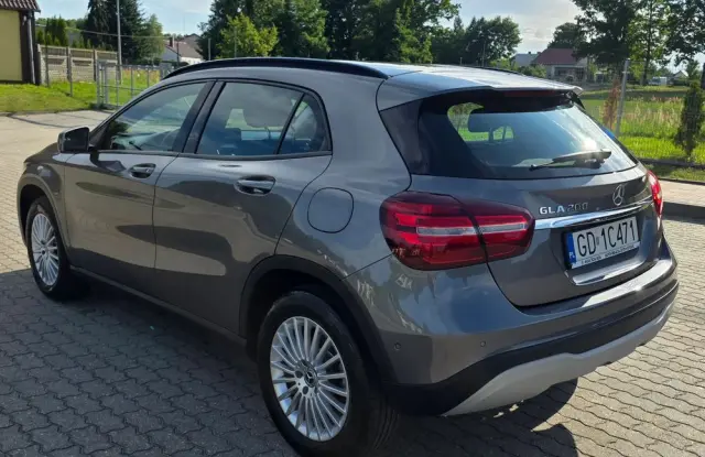 MERCEDES-BENZ GLA 200 7G-DCT