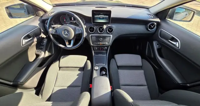 MERCEDES-BENZ GLA 200 7G-DCT