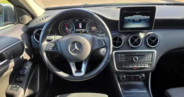 MERCEDES-BENZ GLA 200 7G-DCT