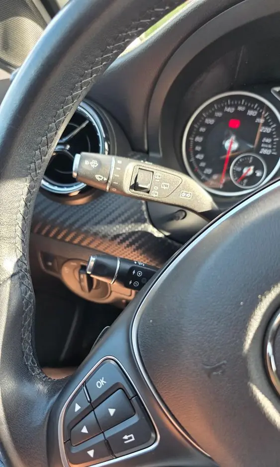 MERCEDES-BENZ GLA 200 7G-DCT
