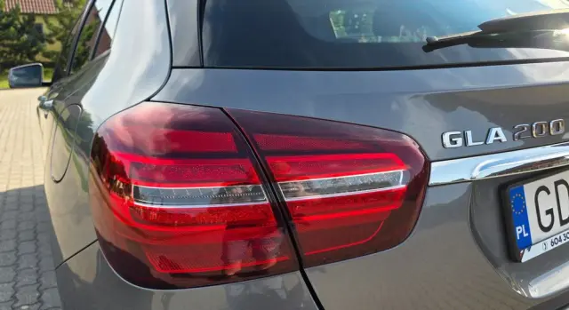 MERCEDES-BENZ GLA 200 7G-DCT