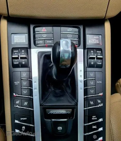 PORSCHE Macan 