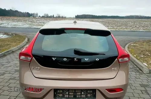 VOLVO V40 