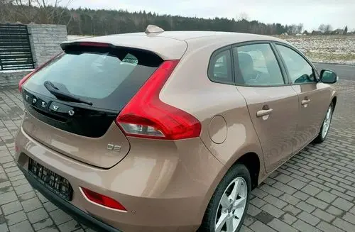 VOLVO V40 