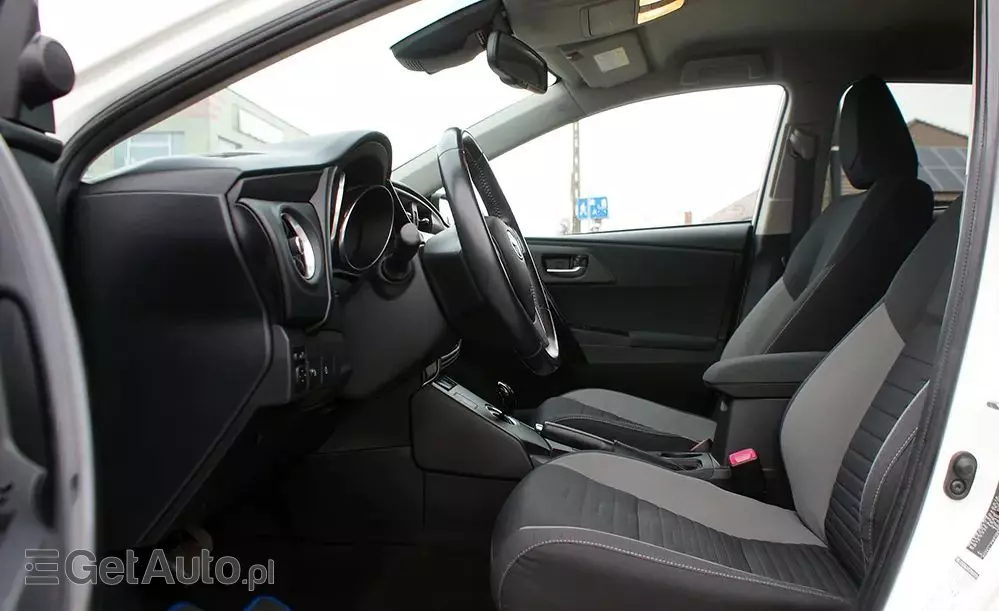 TOYOTA Auris 1.8 VVT-i Hybrid Automatik Edition