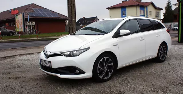 TOYOTA Auris 1.8 VVT-i Hybrid Automatik Edition