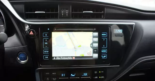 TOYOTA Auris 1.8 VVT-i Hybrid Automatik Edition