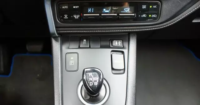 TOYOTA Auris 1.8 VVT-i Hybrid Automatik Edition