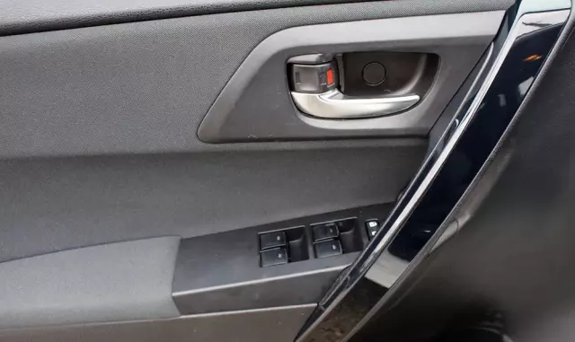 TOYOTA Auris 1.8 VVT-i Hybrid Automatik Edition