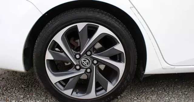 TOYOTA Auris 1.8 VVT-i Hybrid Automatik Edition