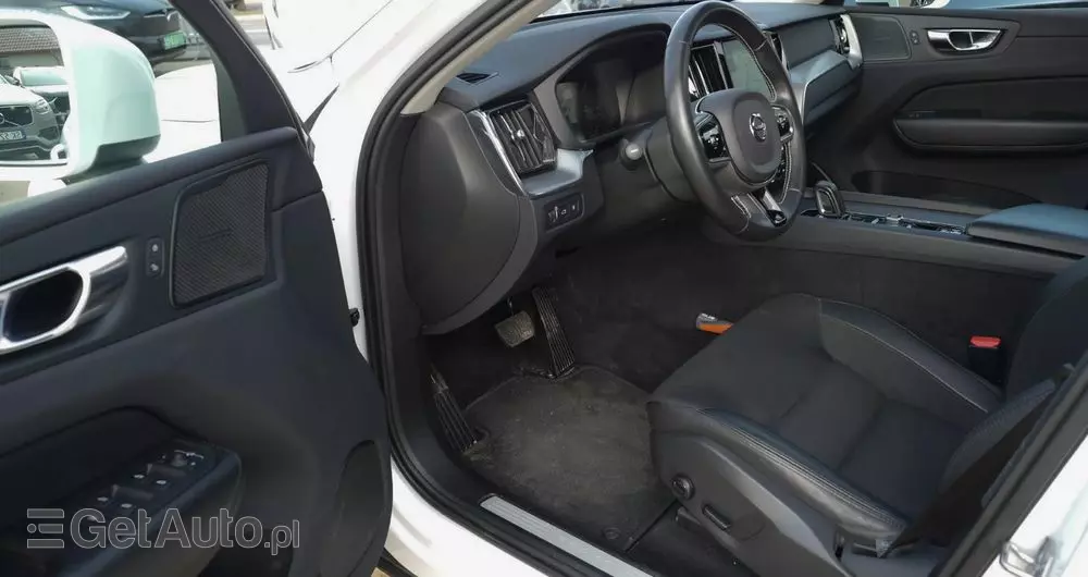 VOLVO XC 60 T8 AWD Plug-In Hybrid Momentum Pro