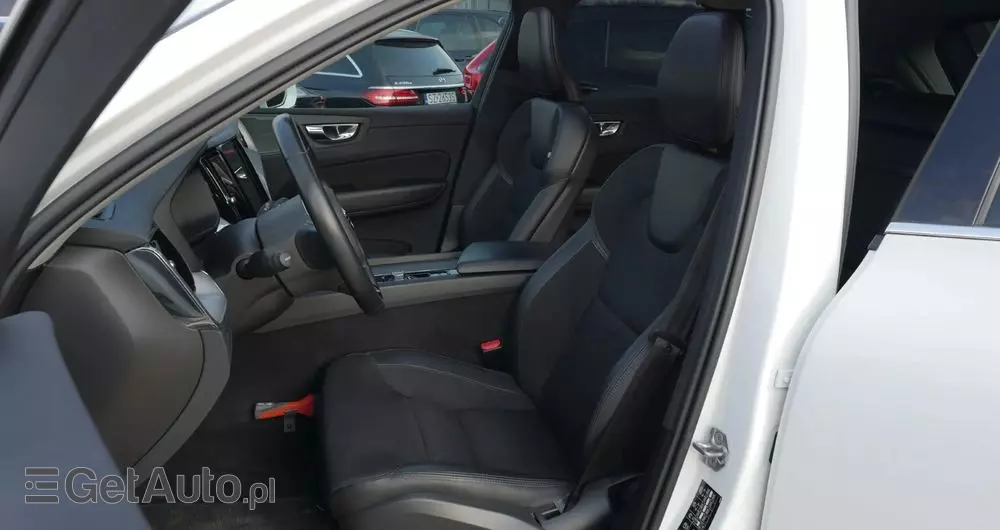 VOLVO XC 60 T8 AWD Plug-In Hybrid Momentum Pro