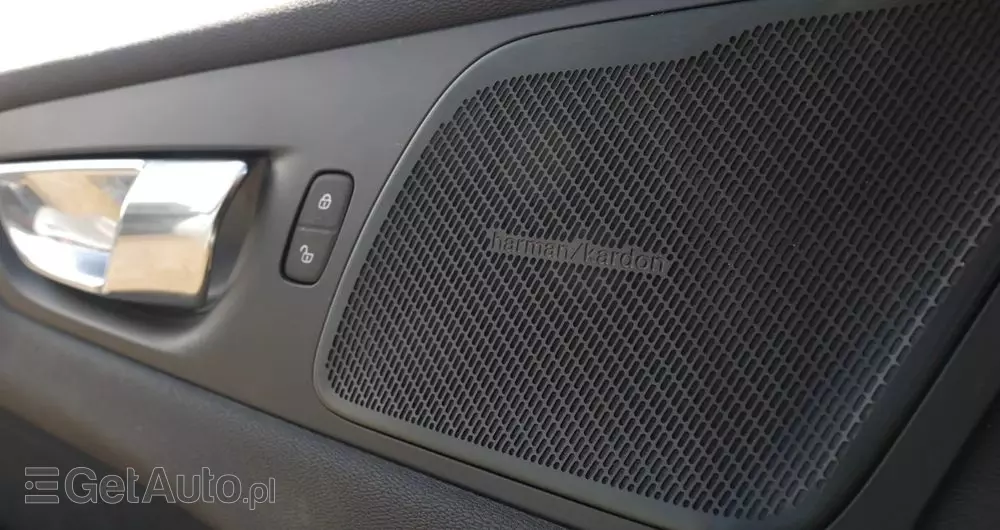 VOLVO XC 60 T8 AWD Plug-In Hybrid Momentum Pro