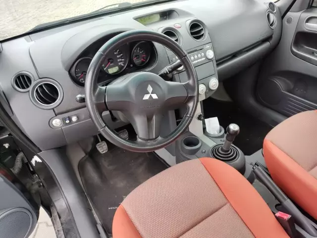 MITSUBISHI Colt 