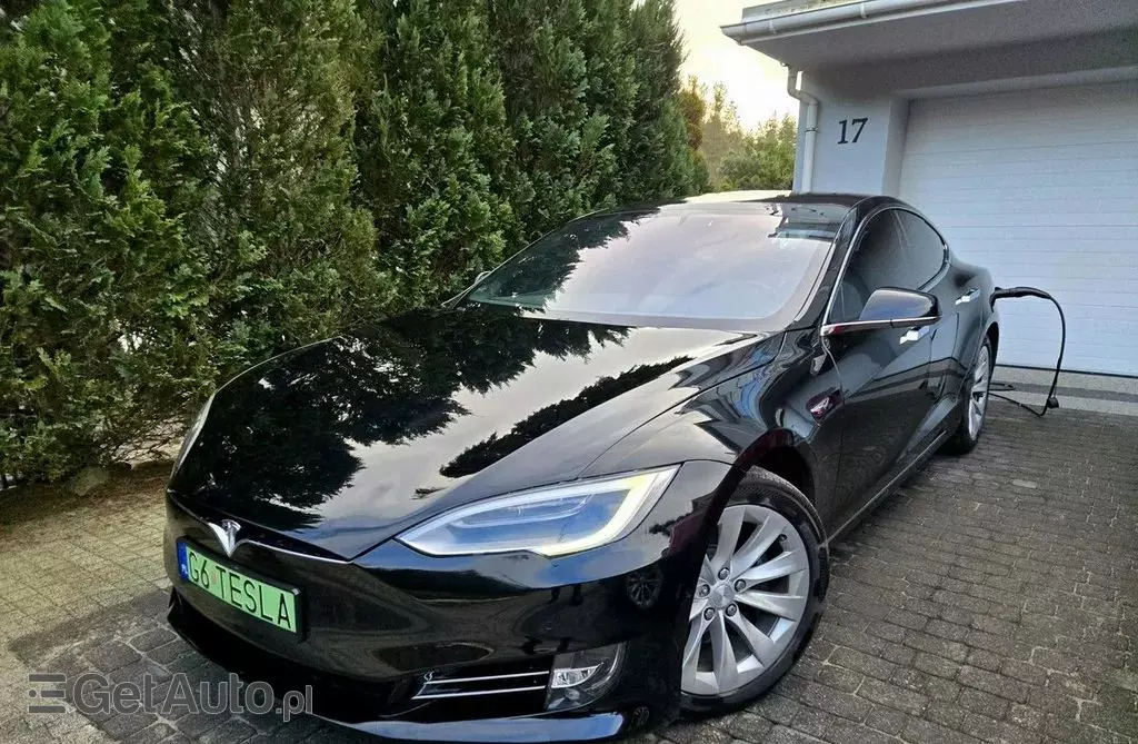 TESLA Model S 