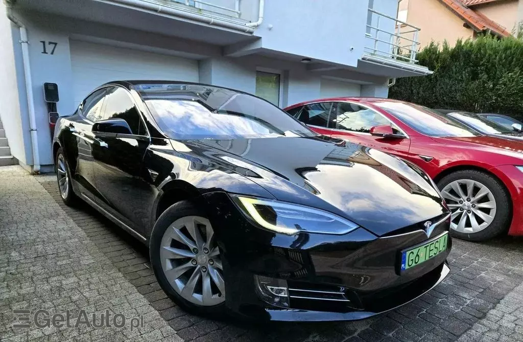 TESLA Model S 