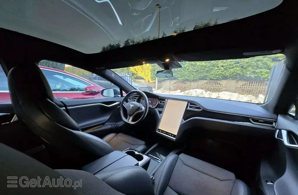 TESLA Model S 