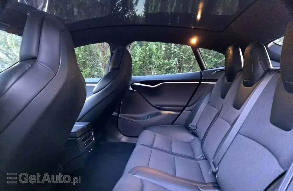 TESLA Model S 