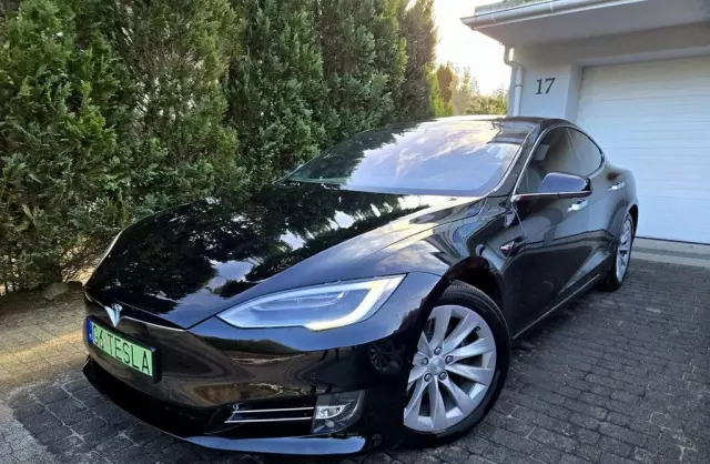 TESLA Model S 