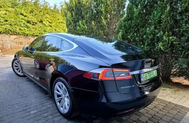 TESLA Model S 