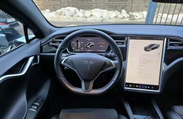 TESLA Model S 
