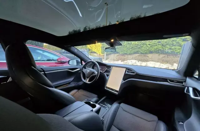 TESLA Model S 