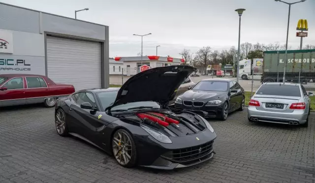 FERRARI F12 