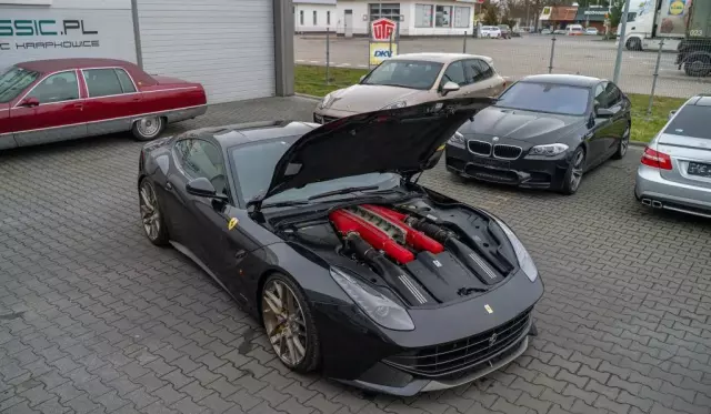 FERRARI F12 