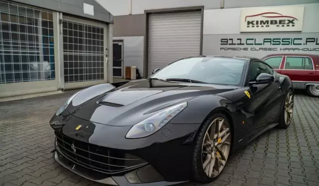 FERRARI F12 