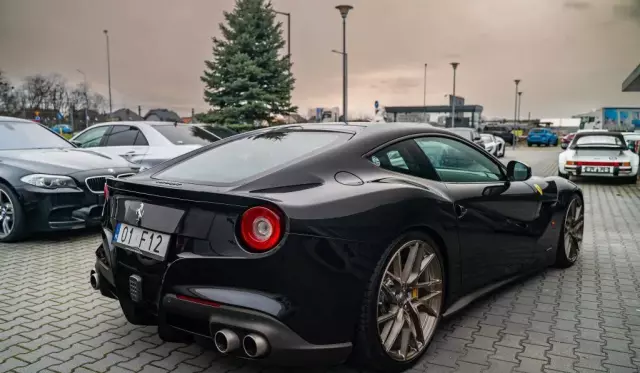 FERRARI F12 