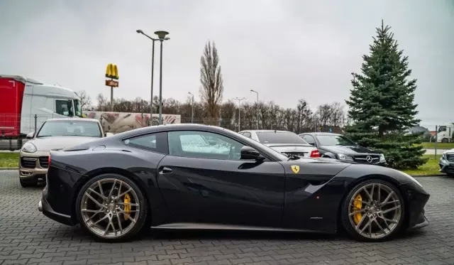 FERRARI F12 