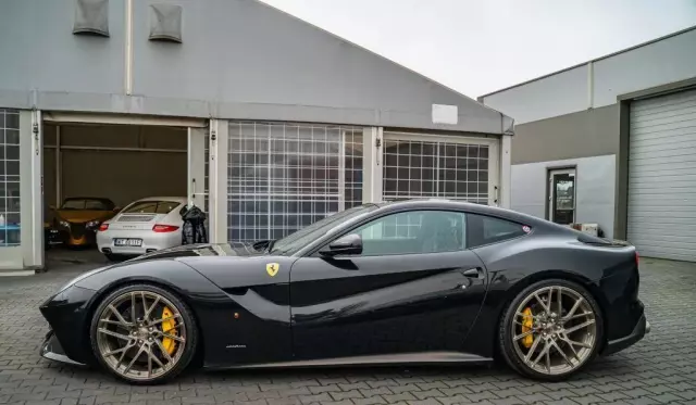 FERRARI F12 