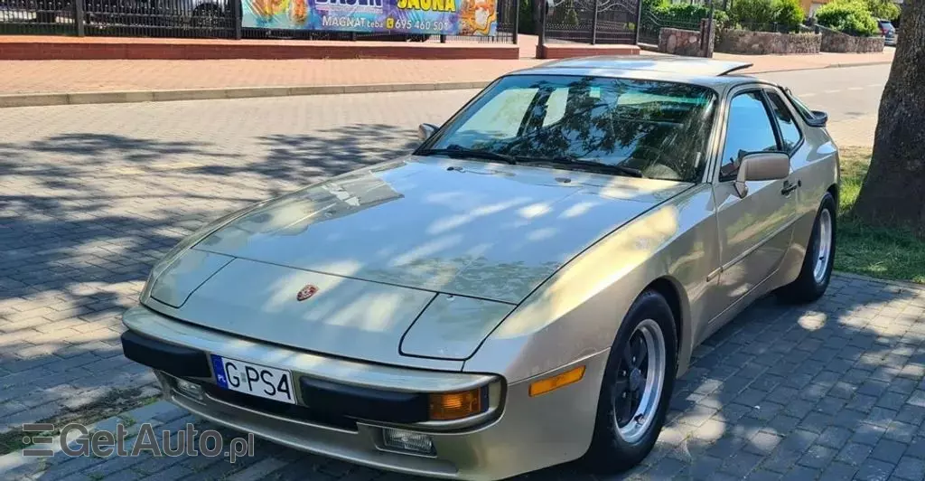 PORSCHE 944 