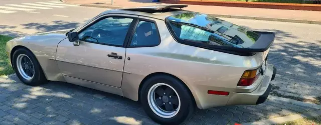 PORSCHE 944 
