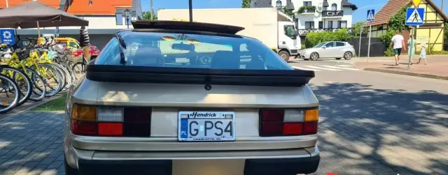 PORSCHE 944 