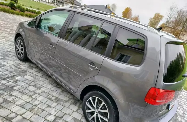 VOLKSWAGEN Touran 