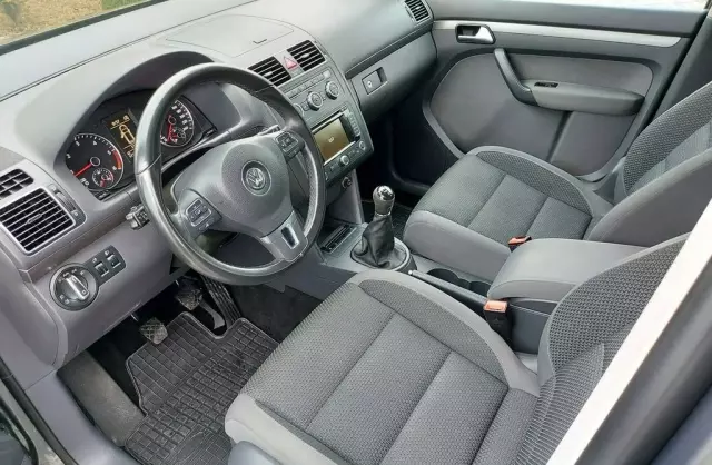 VOLKSWAGEN Touran 