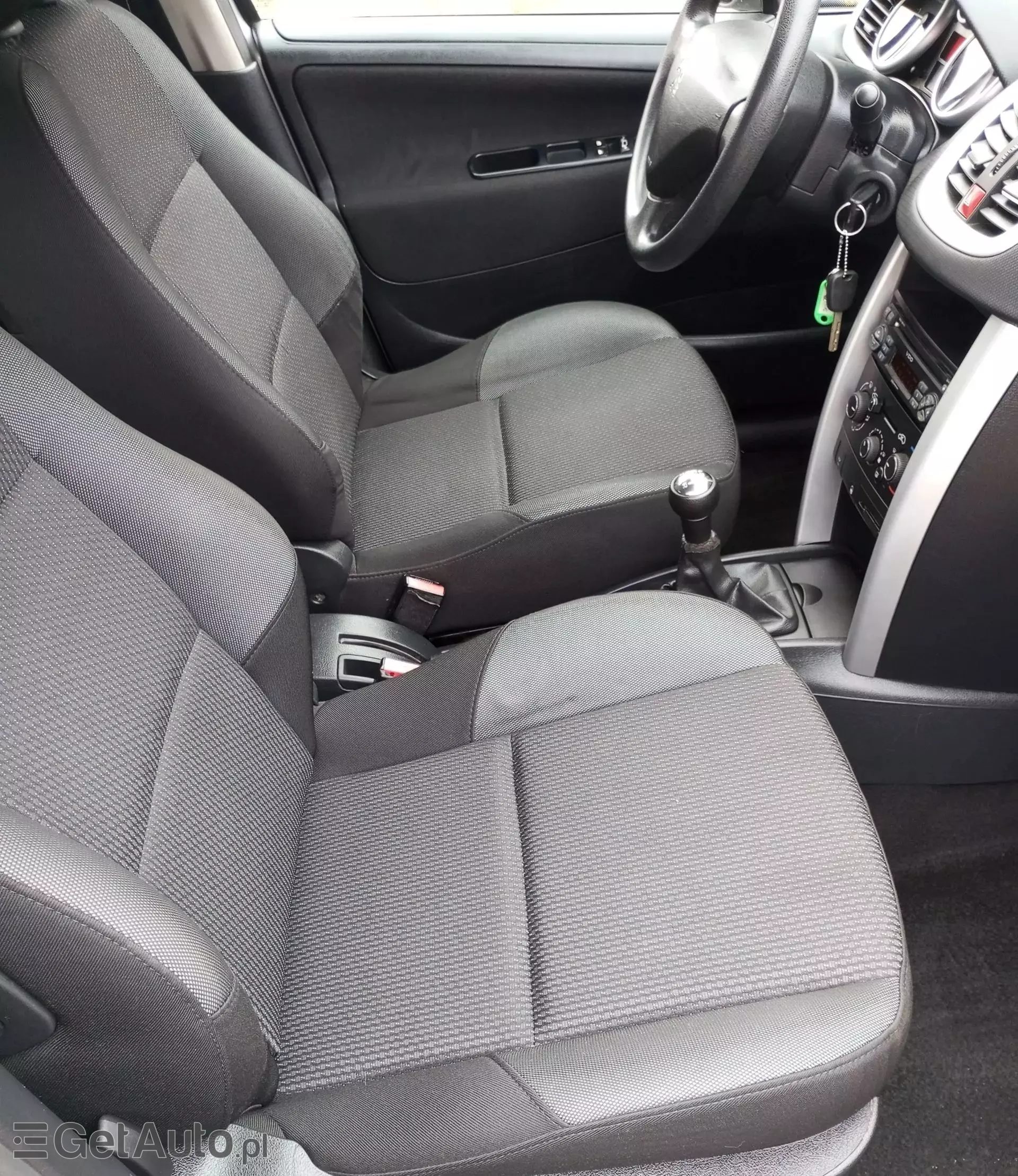 PEUGEOT 207 1.4 i (75 KM)