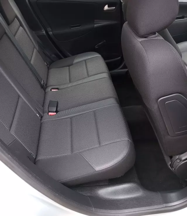 PEUGEOT 207 1.4 i (75 KM)