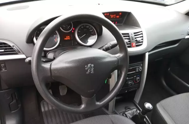 PEUGEOT 207 1.4 i (75 KM)
