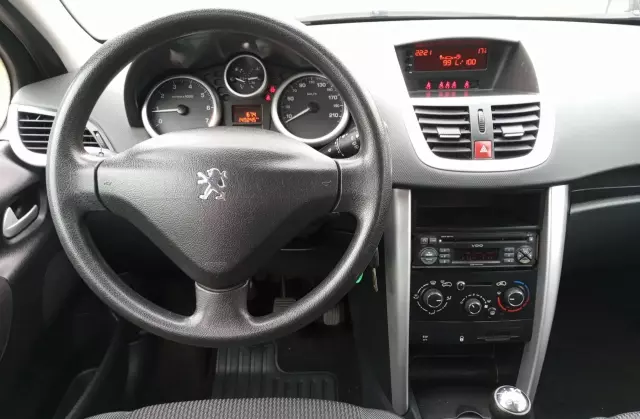 PEUGEOT 207 1.4 i (75 KM)