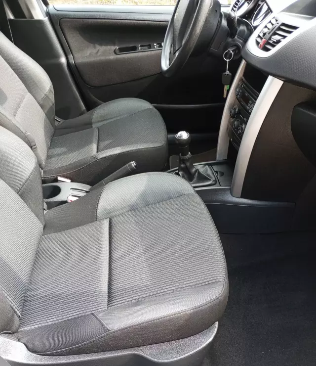 PEUGEOT 207 1.4 i (75 KM)