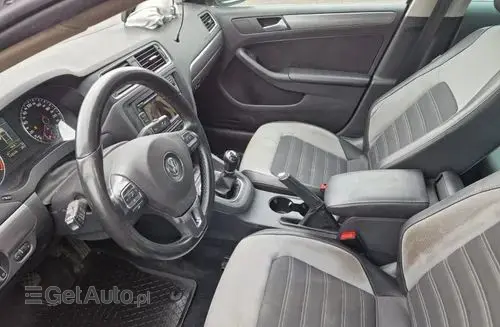 VOLKSWAGEN Jetta 