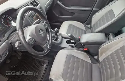 VOLKSWAGEN Jetta 